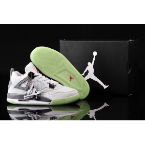 chaussure de basket jordan 4 blanc gris lumineuse